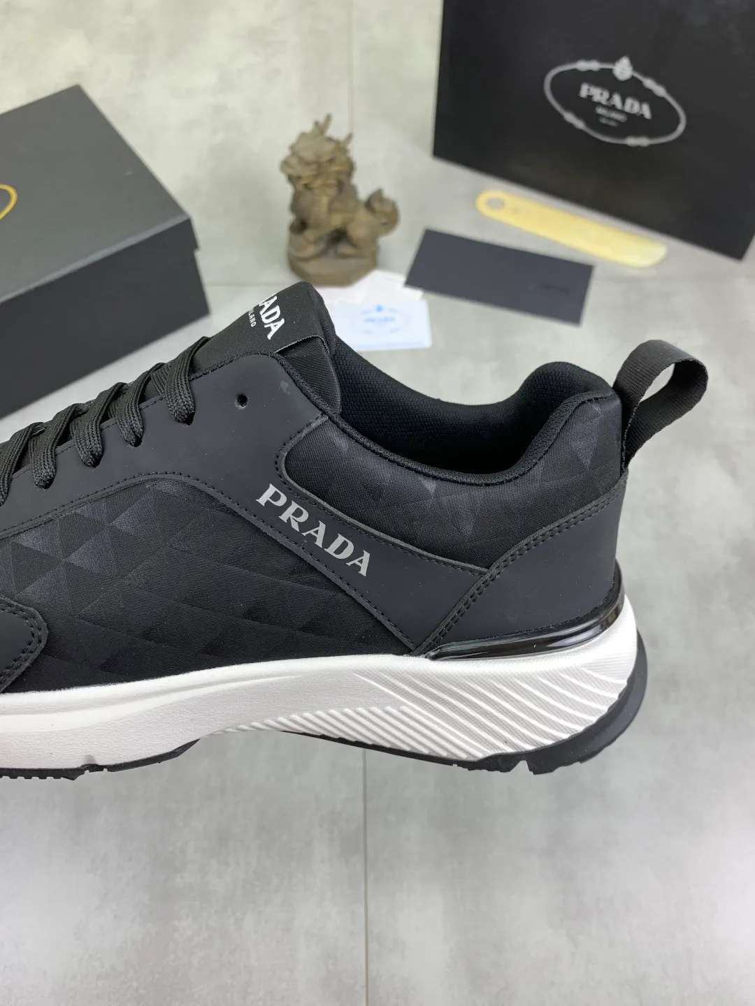 Men's shoes 💰P460💰 [New style] The official website classic popular model is on the market, and it will never go out of style for a century. 🆘 The trendy brand (Prada) mainly promotes popular models, avant-garde and versatile fashionable men's shoes private version molding, cowhide surface splicing 1:1 oil edge treatment... fashionable and simple, original imported cowhide and lining cowhide feet; the atmosphere and personality are more fashionable, eye-catching and pursuing class. It will subvert the old idea and be a must-have for fashion trendsetters with you! Must keep it for yourself! High-end comfort, high-end quality workmanship. Code number: 38-44 (45 customized) 2️⃣ colors available. full package